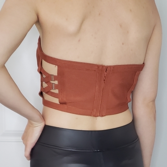 Windsor Structured‎ Crop Top - Picture 3 of 4